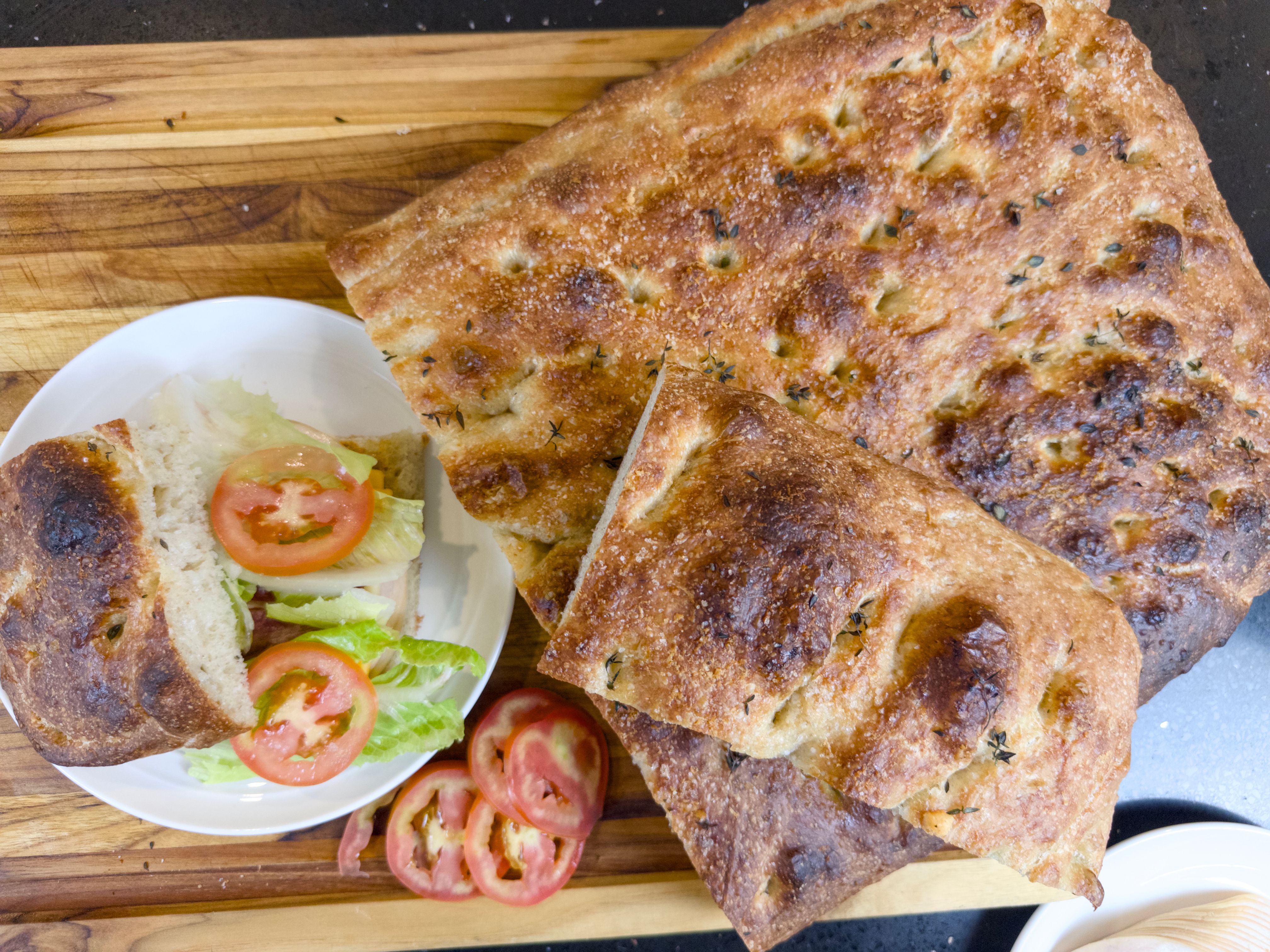 Focaccia dourada fatiada, mostrando o miolo aerado