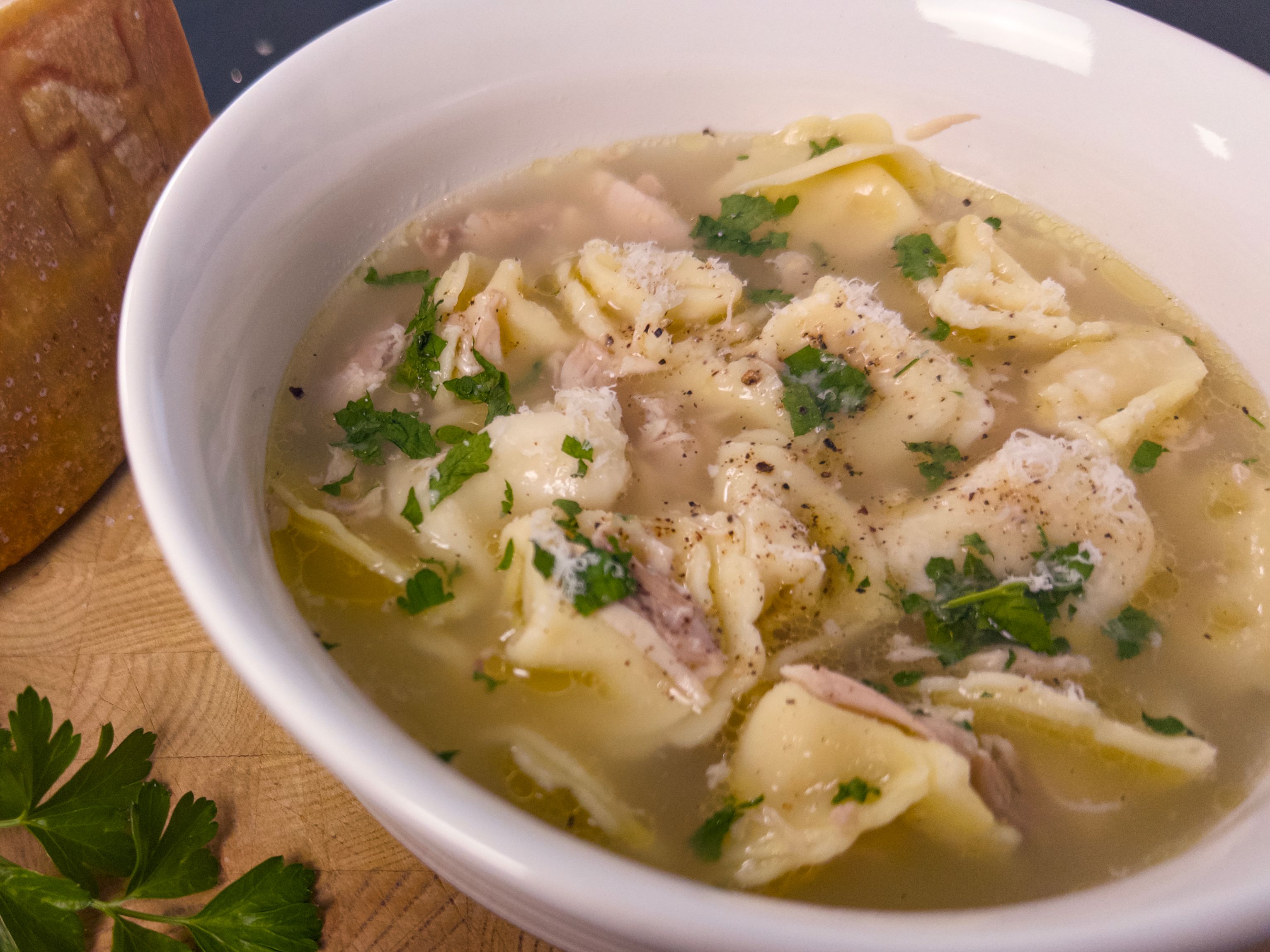 Sopa de frango com tortellini, frango desfiado, salsinha e parmesão ralado